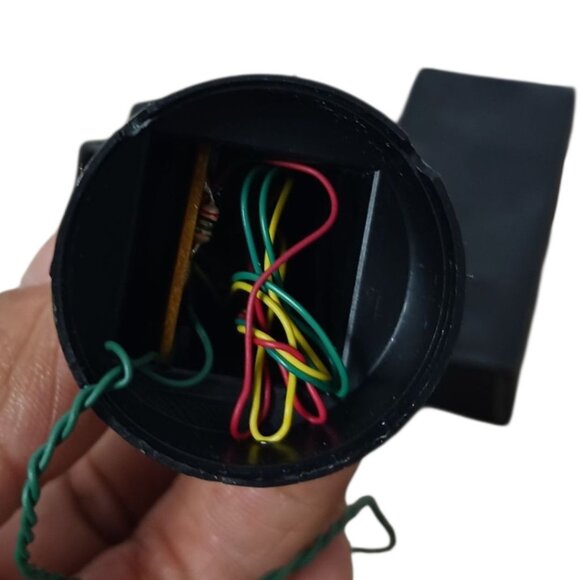 Christmas Valley Traffic Light Decoration 3-Color Chasing Lights Battery Operate - Picture 3 of 9